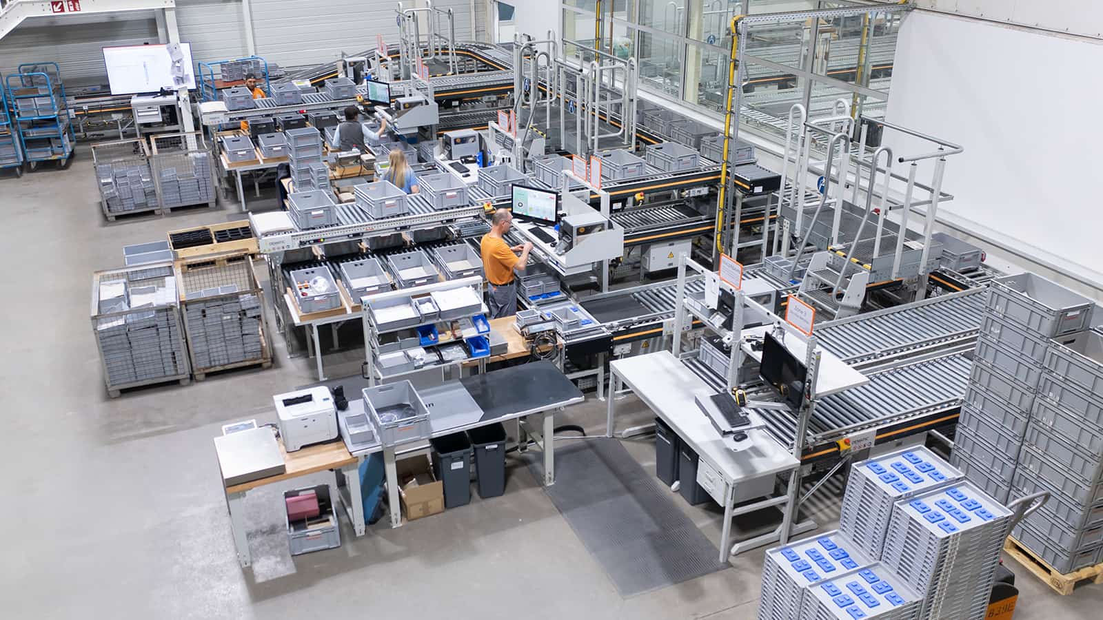 Sorters y sistema de picking en almacén de e-commerce con cargas eléctricas variables
