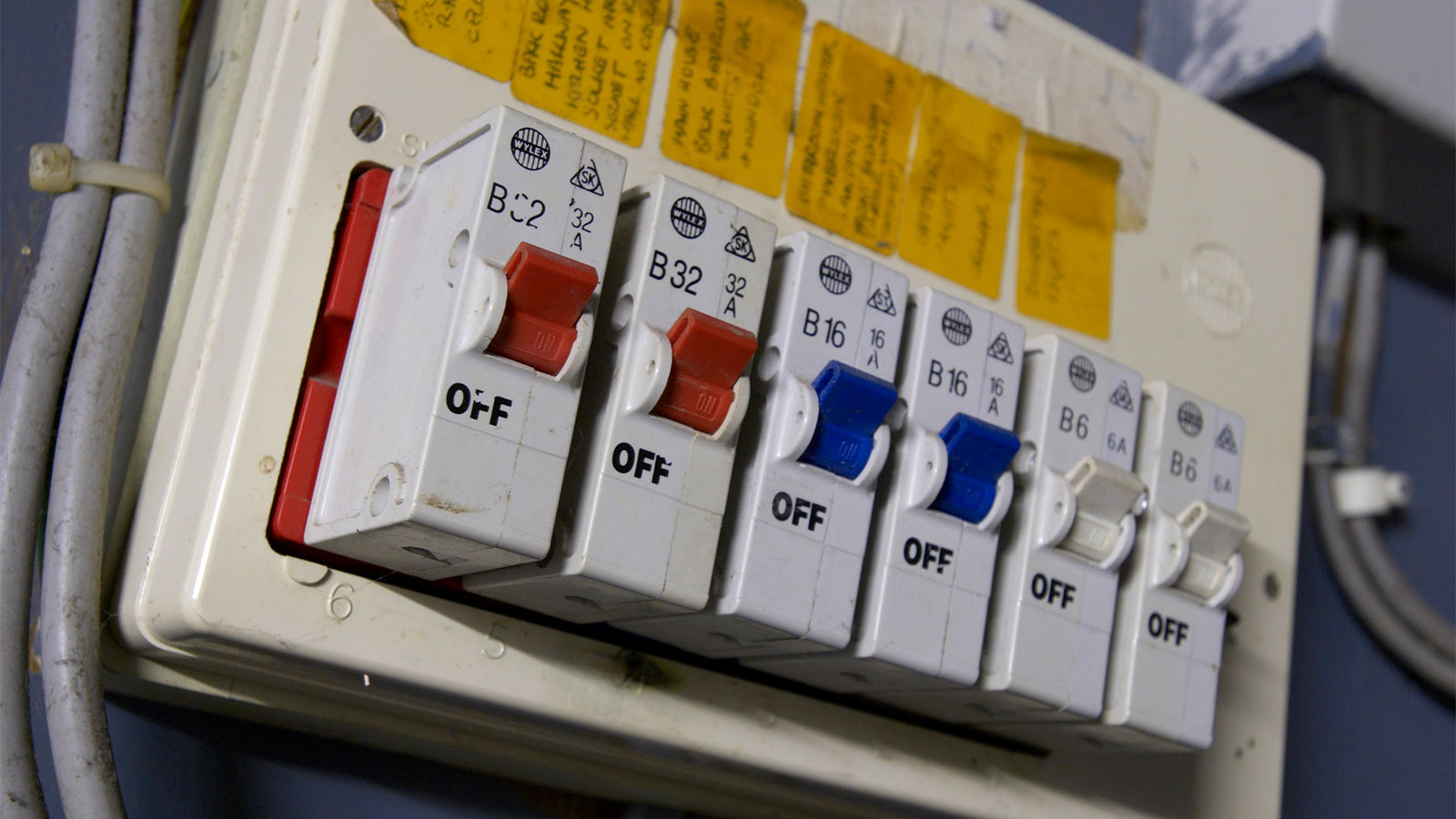 Cuadro eléctrico con diferenciales superinmunizados y magnetotérmicos correctamente etiquetados