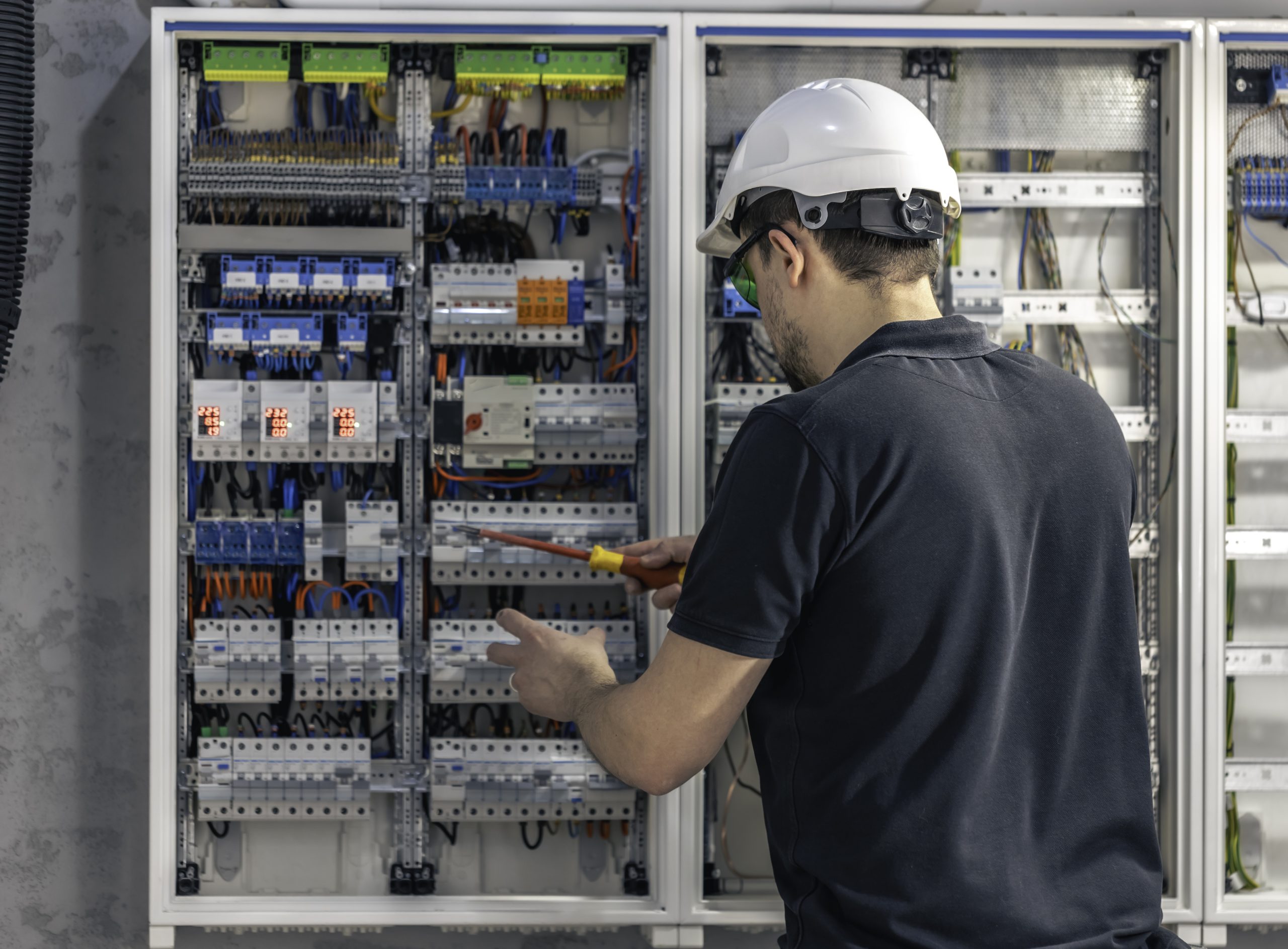 Cuadro eléctrico de local comercial con circuitos diferenciados y protecciones etiquetadas