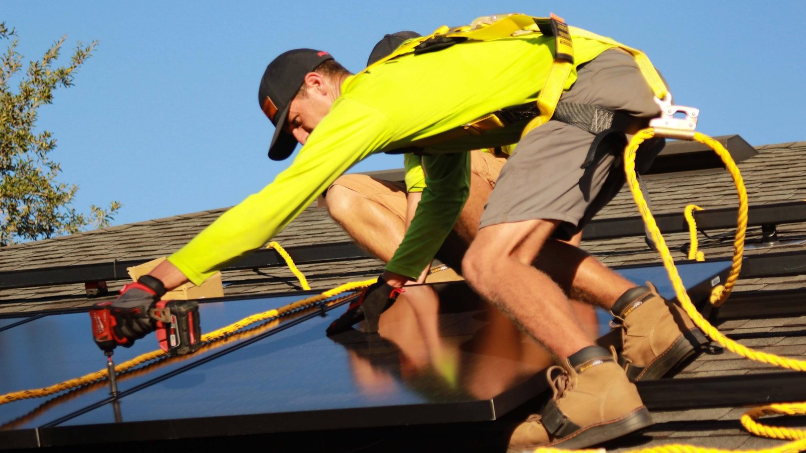Cableado DC entre módulos fotovoltaicos sobre cubierta inclinada residencial