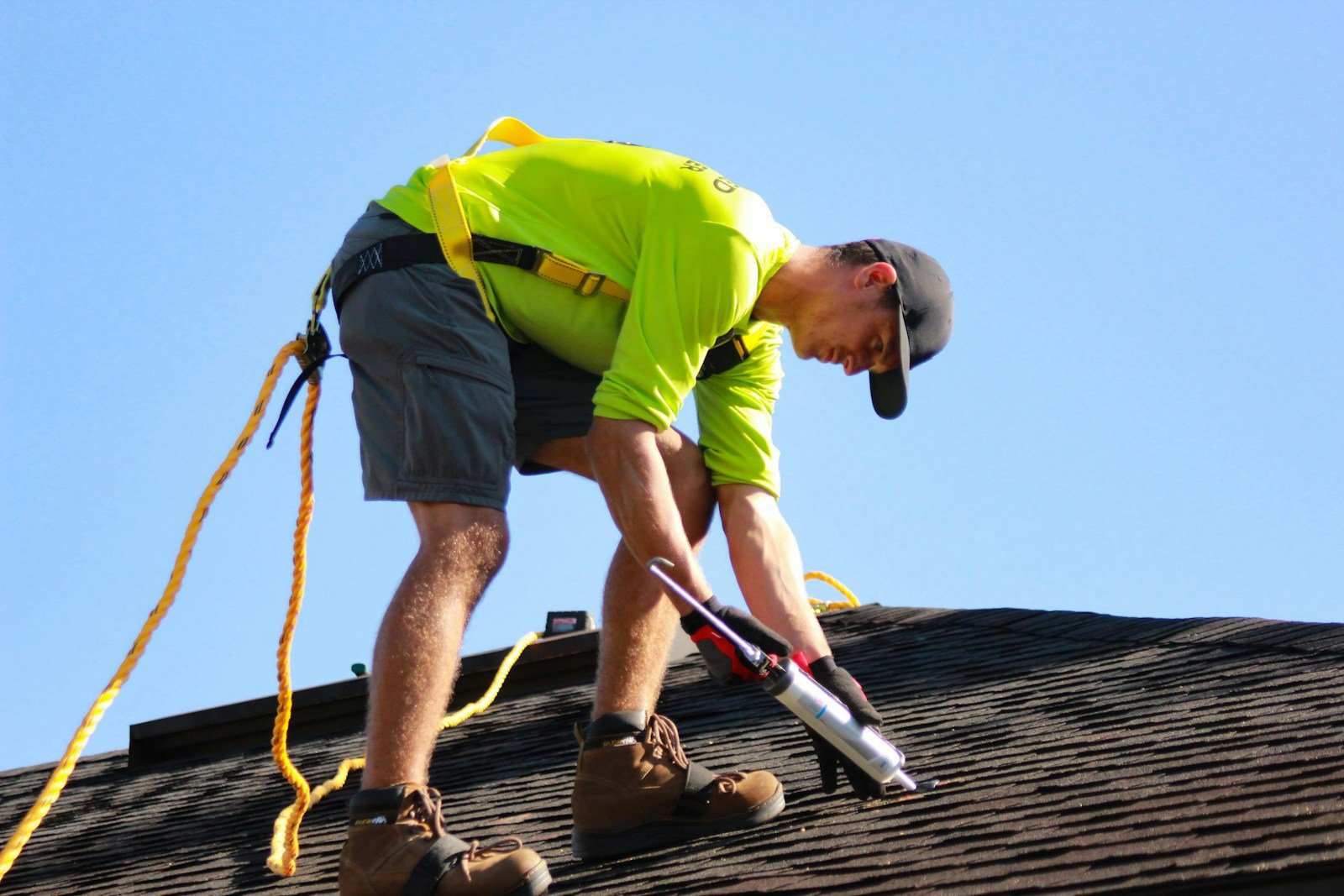 Técnico realizando mediciones eléctricas en instalación solar residencial