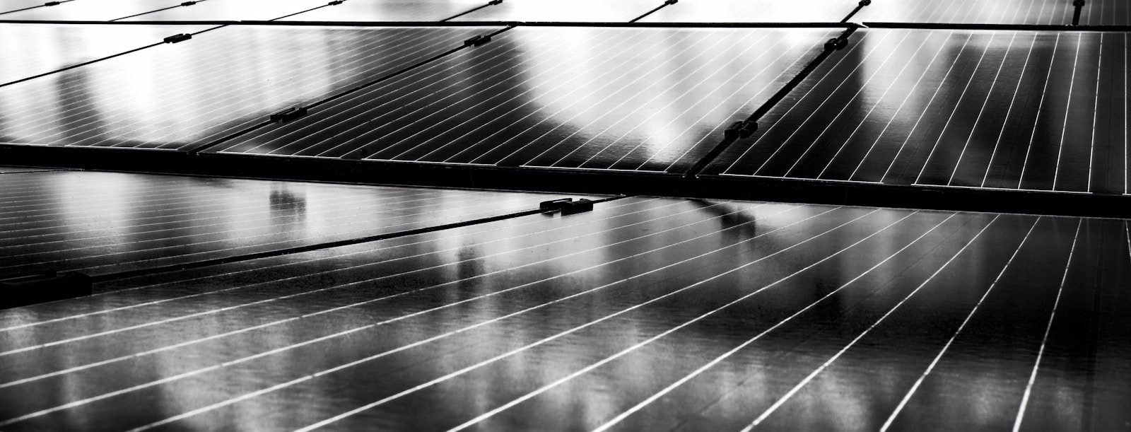 Imagen termográfica de panel fotovoltaico con puntos calientes detectados