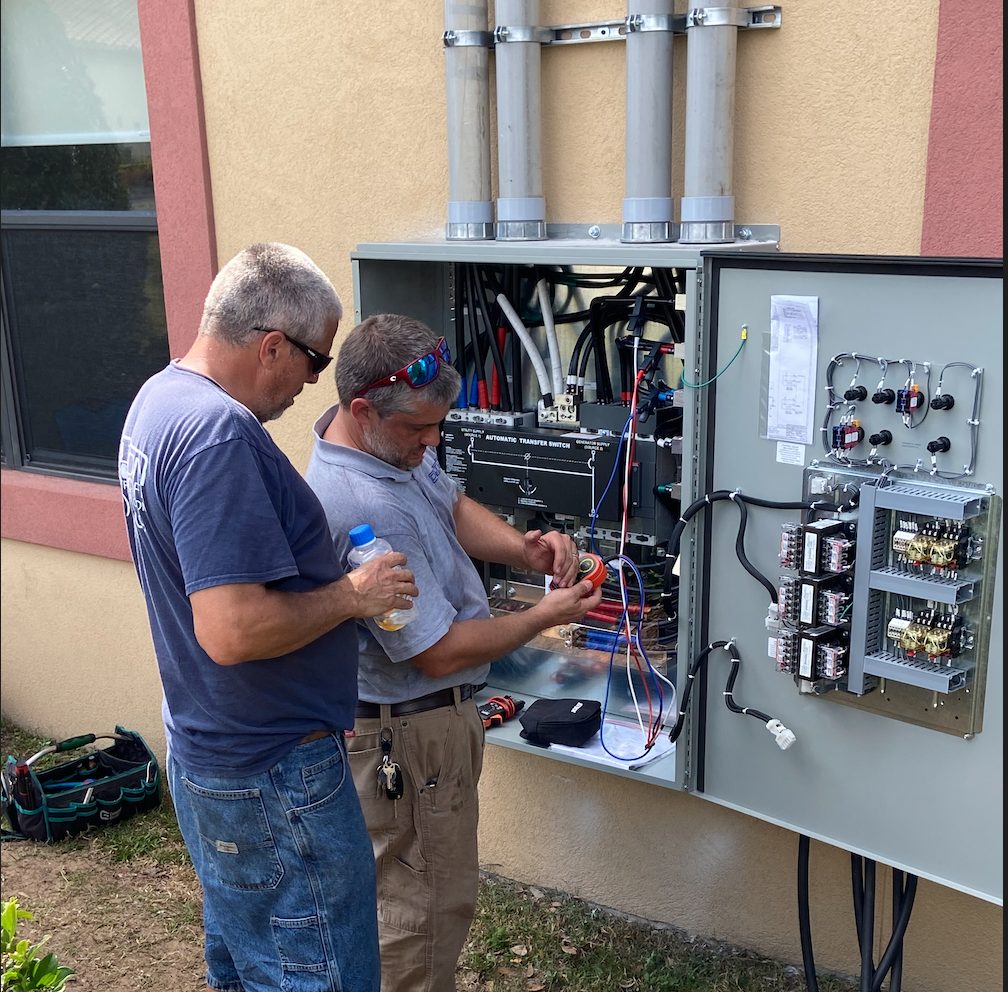 Electricista profesional comprobando un cuadro eléctrico durante una instalación